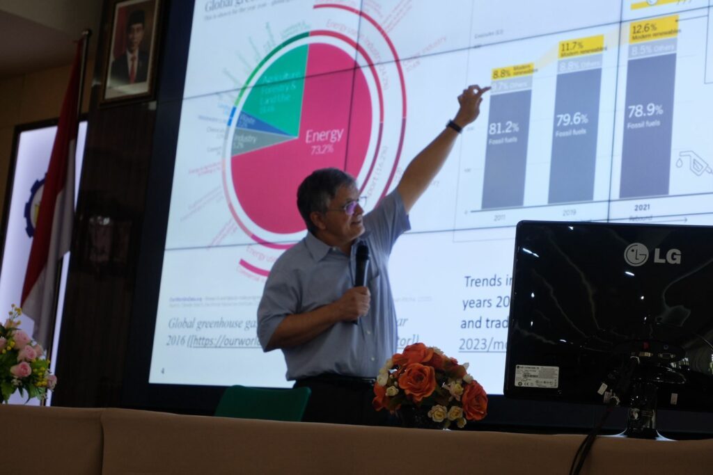 Keynote Speaker Prof Alberto Borghetti menjelaskan kondisi sektor energi sebagai pemegang predikat penyumbang emisi gas rumah kaca terbesar dunia pada gelar wicara di Departemen Teknik Elektro ITS, Rabu (11/9)